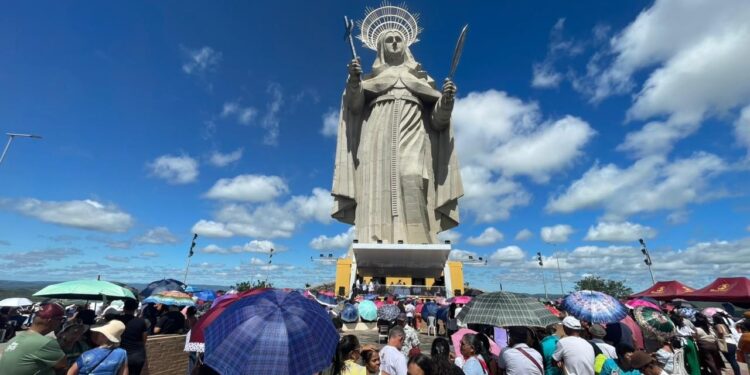 Milhares de fiéis celebram o Dia de Santa Rita de Cássia em visita à maior estátua católica do mundo