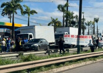 Paralisação de caminhoneiros interdita BR-101 na Grande Natal