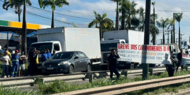 Paralisação de caminhoneiros interdita BR-101 na Grande Natal