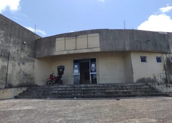 Detento algemado foge de escolta durante transferência em delegacia de Natal
