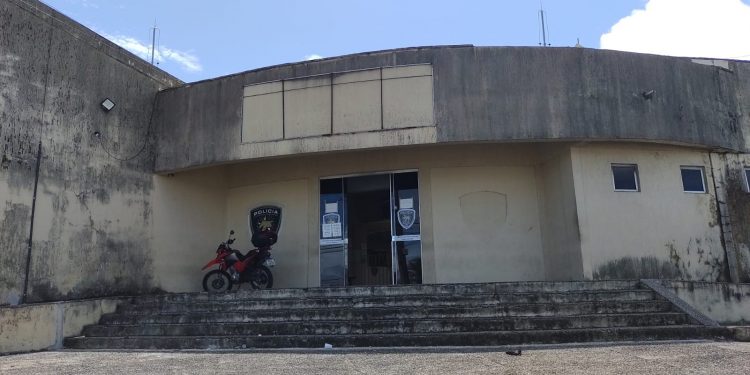 Detento algemado foge de escolta durante transferência em delegacia de Natal