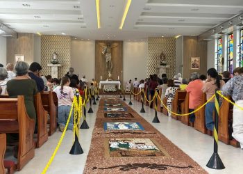 Corpus Christi: fiéis mantêm tradição com tapetes em igrejas em Natal