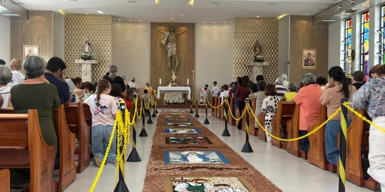 Corpus Christi: fiéis mantêm tradição com tapetes em igrejas em Natal